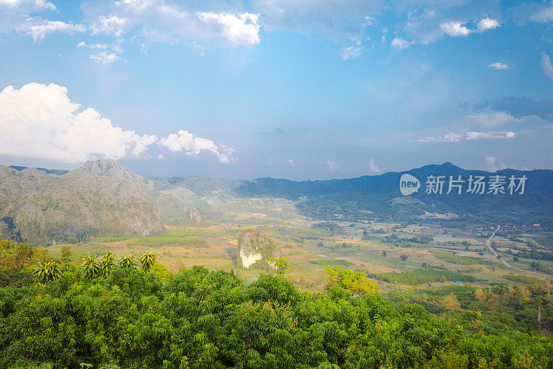 傍晚时分从Phu Langka山的瞭望台俯瞰山谷